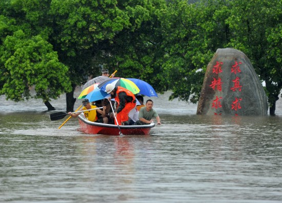 廣西來賓800多中學(xué)生被洪水圍困(圖)