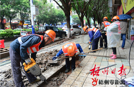 冒雨推進(jìn)道路施工 