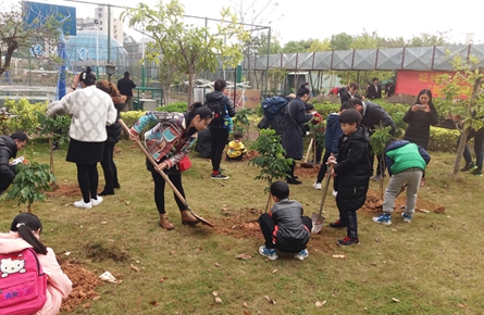 大學社區(qū)攜手旺城同心驛站開展植樹活動