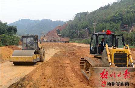 加快推進(jìn)路基土石方工程