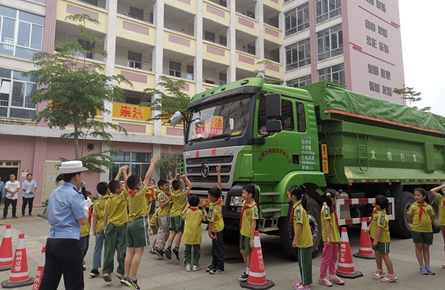 市公安交警部門到各學(xué)校宣傳交通安全知識(shí)