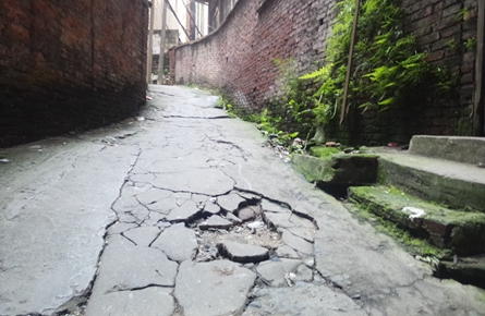 登山小路路面坑洼污水橫流