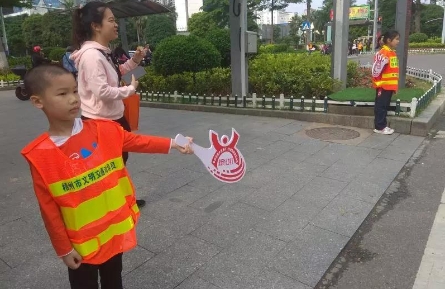 瞧梧州街頭上的這些“小紅馬甲”