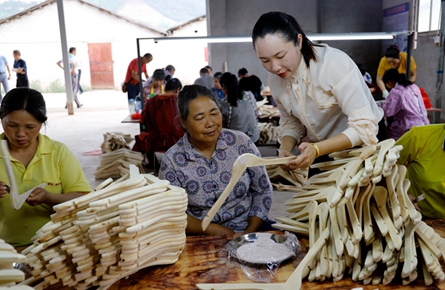 創(chuàng)辦小微企業(yè) 助貧困戶就業(yè)