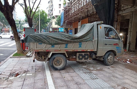 人行道路面被施工車(chē)壓壞