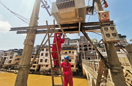 六堡鎮(zhèn)干部群眾加快開展災后重建工作見聞