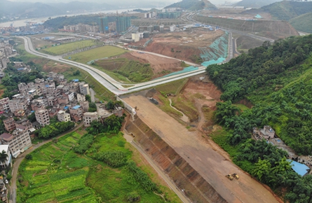 加緊建設(shè)過(guò)境公路