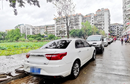 潘塘公園附近道路小車違?，F(xiàn)象突出