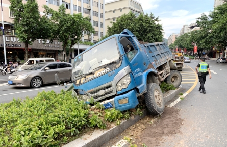 貨車“騎”上花基?