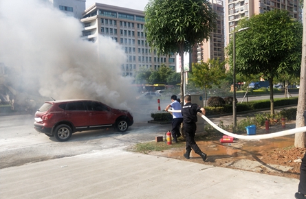 小客車發(fā)生自燃