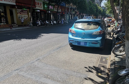 停車(chē)位劃線(xiàn)已被涂黑