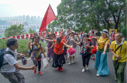 愛(ài)國(guó)歌曲一路相隨 重陽(yáng)登高更有力量