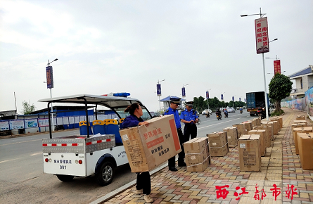 城管執(zhí)法人員糾治西堤三路流動擺賣