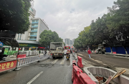 新興一路高峰時段車輛通行緩慢