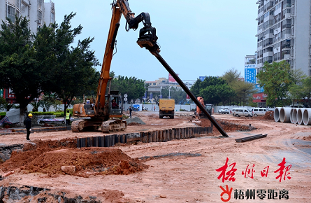 凱萊大酒店對出路段鋪設(shè)雨水管道