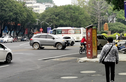 旺城廣場獻(xiàn)血點(diǎn)對出路段車輛違規(guī)行駛現(xiàn)象頻發(fā)