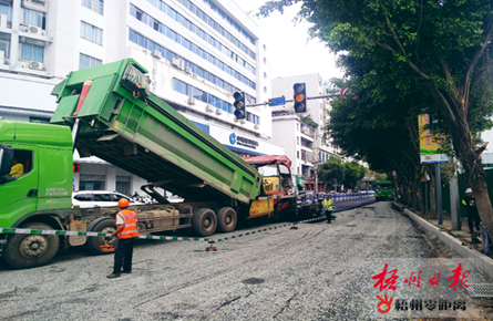 鋪設(shè)柏油路面