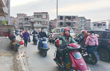 “雙高峰”車流疊加 竹灣小學(xué)路段擁擠難通行