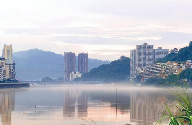 平流霧繞江面