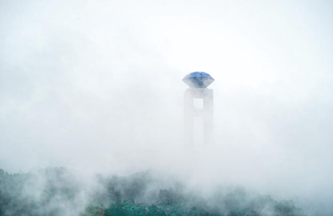 雨霧中的西江明珠塔