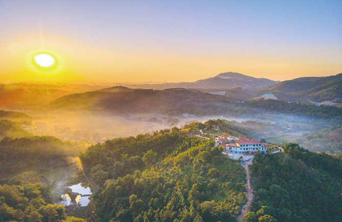 夕照云邊霞滿山