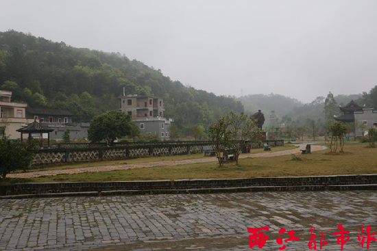 在生態(tài)鄉(xiāng)村建設(shè)中，大坡鎮(zhèn)料神村李濟深故居前的廣場呈現(xiàn)出嶄新面貌。 