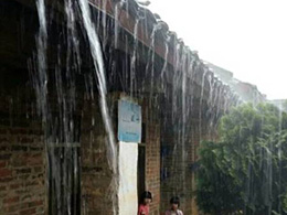 暴雨中的大平小學